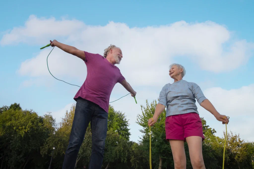  Pratiquer un sport pour personnes âgées;  Seniors actifs pendant un cours