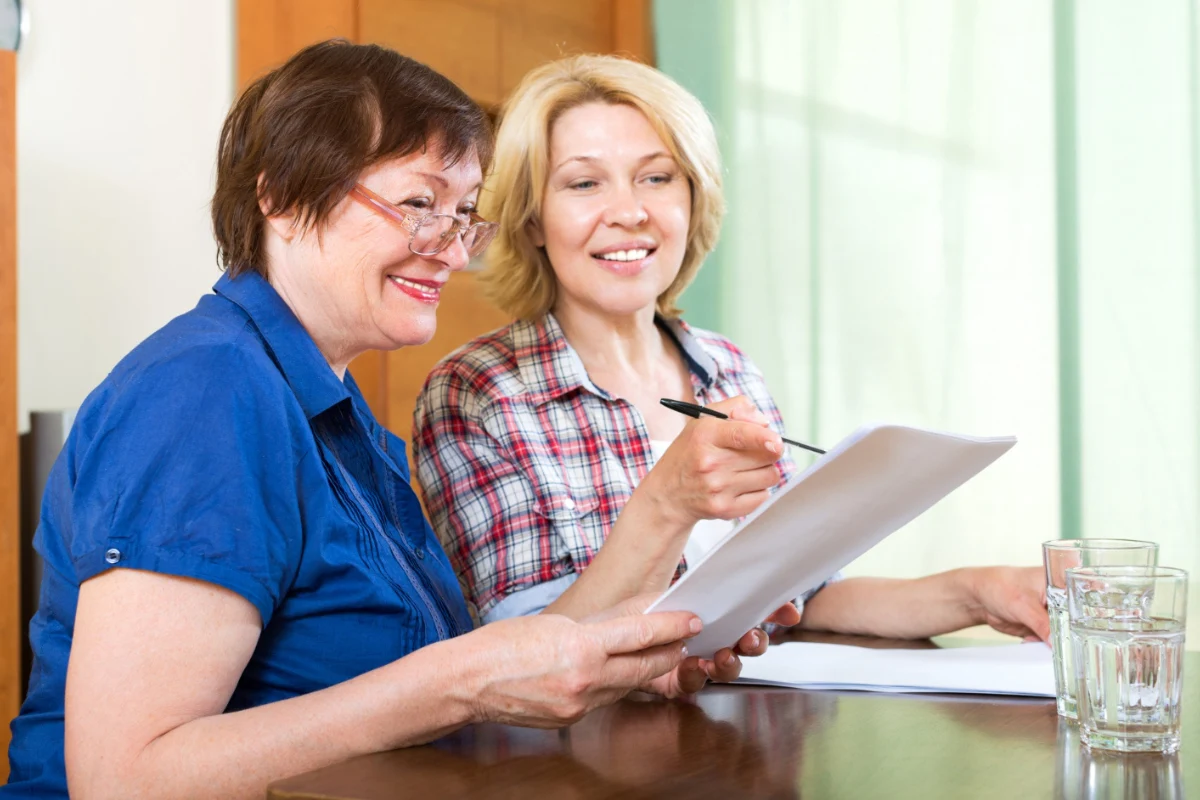 2 femme en train de regarder un contrat