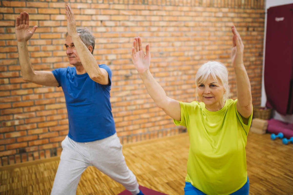 2 personnes agées fesant du sport