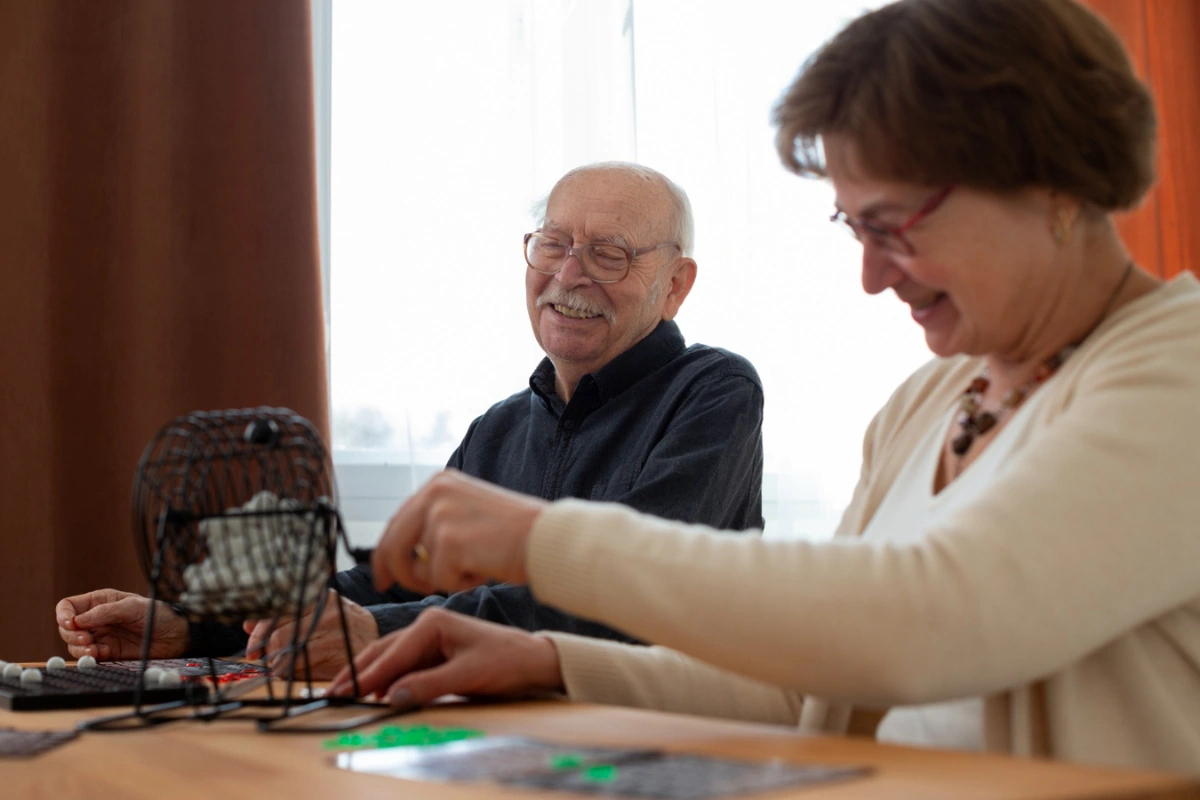 2 personnes font une activités