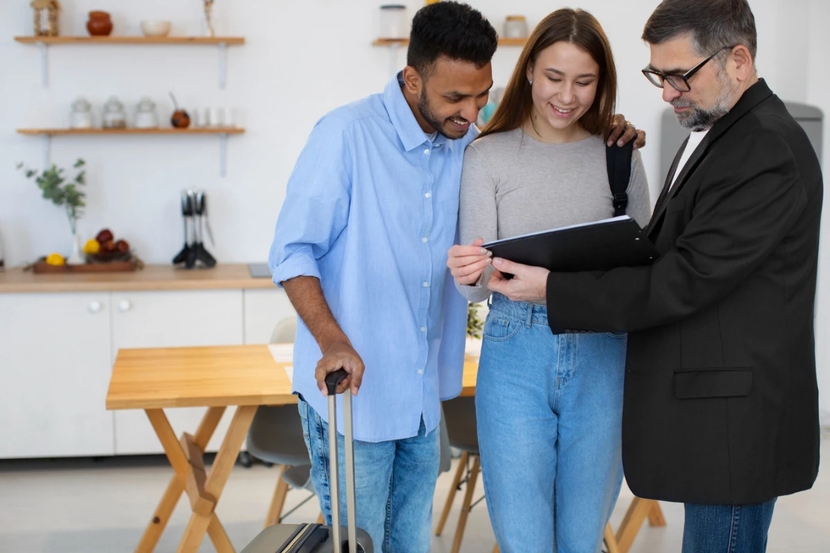 3 personnes en train de regarder un contrat