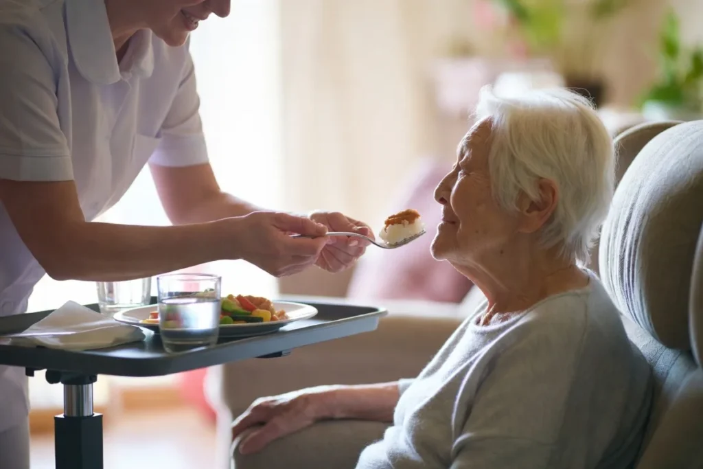 aide au repas personne âgée
