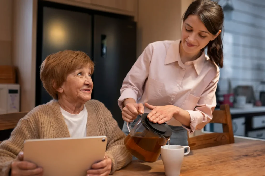 une aide à domicile servant un café