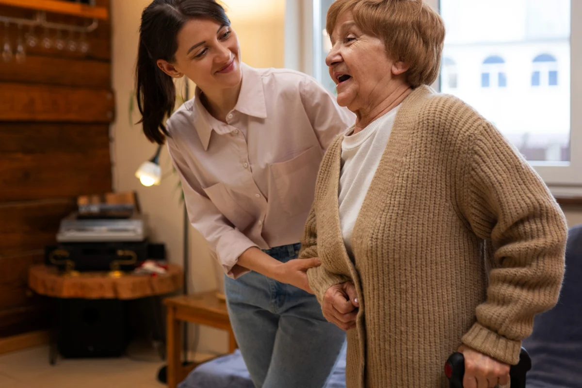 une femme agée aidé par une infirmière