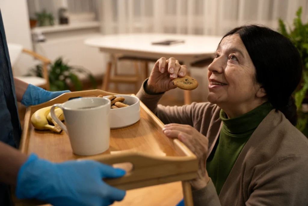 une femme agée prend son repas