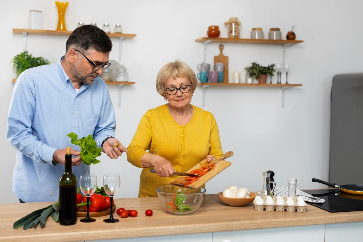 personne agée prépare un repas