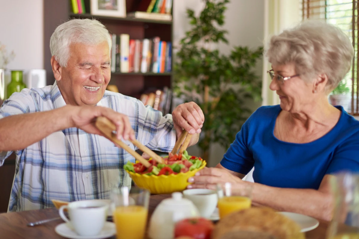 personnes agées en train de manger